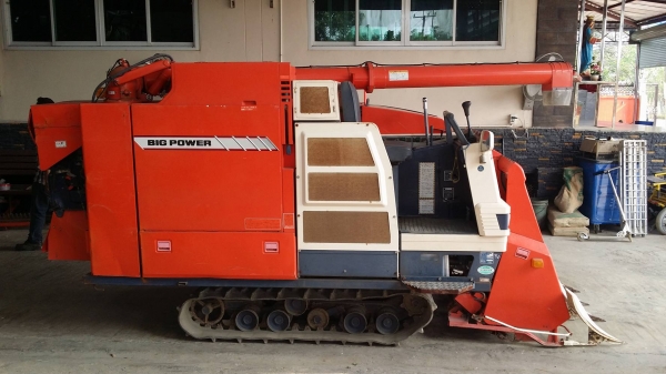 รถเกี่ยวข้าวพร้อมนวดข้าวในตัว แบบนั่งขับ เก่าญี่ปุ่น KUBOTA รุ่น R1-301 เกี่ยวข้าว 3 แถว เครื่องยนต์ดีเซล มีท่อส่งข้าว มีถังอุ้มข้าว มีชุดสับฟาง สภาพสวย รถเกี่ยวข้าวพร้อมนวดข้าวในตัว แบบนั่งขับ เก่าญี่ปุ่น KUBOTA รุ่น R1-301 เกี่ยวข้าว 3 แถว เครื่องยนต์ดีเซล มีท่อส่งข้าว มีถังอุ้มข้าว มีชุดสับฟาง สภาพสวย