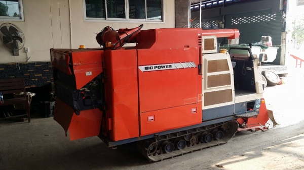 รถเกี่ยวข้าวพร้อมนวดข้าวในตัว แบบนั่งขับ เก่าญี่ปุ่น KUBOTA รุ่น R1-301 เกี่ยวข้าว 3 แถว เครื่องยนต์ดีเซล มีท่อส่งข้าว มีถังอุ้มข้าว มีชุดสับฟาง สภาพสวย รถเกี่ยวข้าวพร้อมนวดข้าวในตัว แบบนั่งขับ เก่าญี่ปุ่น KUBOTA รุ่น R1-301 เกี่ยวข้าว 3 แถว เครื่องยนต์ดีเซล มีท่อส่งข้าว มีถังอุ้มข้าว มีชุดสับฟาง สภาพสวย