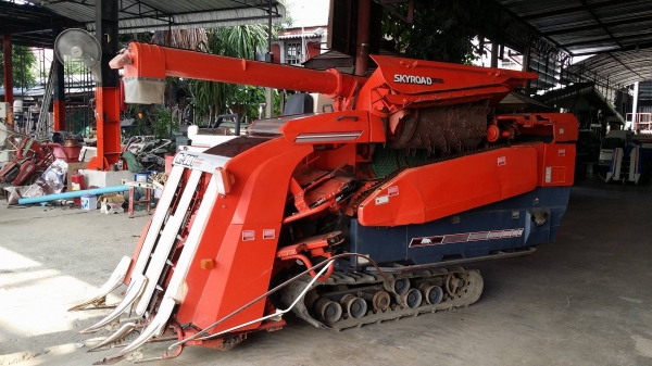 รถเกี่ยวข้าวพร้อมนวดข้าวในตัว แบบนั่งขับ เก่าญี่ปุ่น KUBOTA รุ่น R1-301 เกี่ยวข้าว 3 แถว เครื่องยนต์ดีเซล มีท่อส่งข้าว มีถังอุ้มข้าว มีชุดสับฟาง สภาพสวย รถเกี่ยวข้าวพร้อมนวดข้าวในตัว แบบนั่งขับ เก่าญี่ปุ่น KUBOTA รุ่น R1-301 เกี่ยวข้าว 3 แถว เครื่องยนต์ดีเซล มีท่อส่งข้าว มีถังอุ้มข้าว มีชุดสับฟาง สภาพสวย