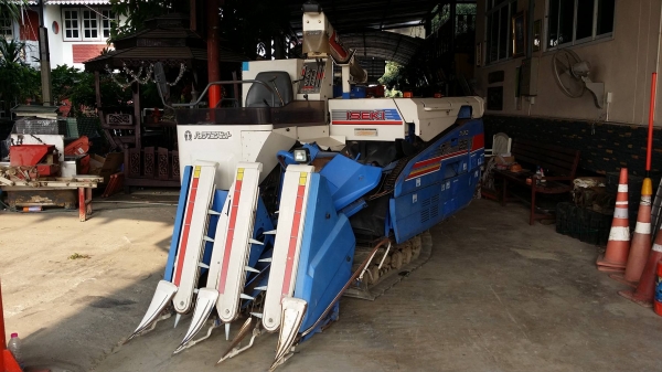 รถเกี่ยวข้าวพร้อมนวดข้าวในตัว แบบนั่งขับ เก่าญี่ปุ่น  ISEKI รุ่น  FRONTIER 25 เกี่ยวข้าว 3 แถวเบาะนั่งสามารถปรับระดับได้อัตโนมัติ  มีท่อส่งข้าว มีชุดสับฟาง  สภาพสวย