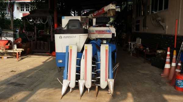 รถเกี่ยวข้าวพร้อมนวดข้าวในตัว แบบนั่งขับ เก่าญี่ปุ่น ISEKI รุ่น FRONTIER 25 เกี่ยวข้าว 3 แถวเบาะนั่งสามารถปรับระดับได้อัตโนมัติ มีท่อส่งข้าว มีชุดสับฟาง สภาพสวย รถเกี่ยวข้าวพร้อมนวดข้าวในตัว แบบนั่งขับ เก่าญี่ปุ่น ISEKI รุ่น FRONTIER 25 เกี่ยวข้าว 3 แถวเบาะนั่งสามารถปรับระดับได้อัตโนมัติ มีท่อส่งข้าว มีชุดสับฟาง สภาพสวย