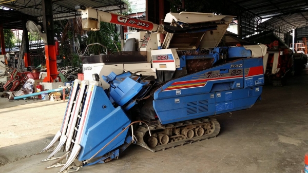 รถเกี่ยวข้าวพร้อมนวดข้าวในตัว แบบนั่งขับ เก่าญี่ปุ่น ISEKI รุ่น FRONTIER 25 เกี่ยวข้าว 3 แถวเบาะนั่งสามารถปรับระดับได้อัตโนมัติ มีท่อส่งข้าว มีชุดสับฟาง สภาพสวย รถเกี่ยวข้าวพร้อมนวดข้าวในตัว แบบนั่งขับ เก่าญี่ปุ่น ISEKI รุ่น FRONTIER 25 เกี่ยวข้าว 3 แถวเบาะนั่งสามารถปรับระดับได้อัตโนมัติ มีท่อส่งข้าว มีชุดสับฟาง สภาพสวย