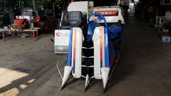รถเกี่ยวข้าวพร้อมนวดข้าวในตัว แบบนั่งขับ เก่าญี่ปุ่น  ISEKI รุ่น  FRONTIER 13 เกี่ยวข้าว 2 แถว  มีชุดสับฟาง  สภาพสวย