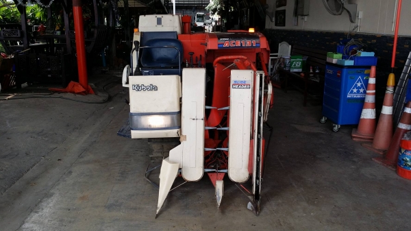 รถเกี่ยวข้าวพร้อมนวดข้าวในตัว แบบนั่งขับ เก่าญี่ปุ่น  KUBOTA   รุ่น  R1-131 เกี่ยวข้าว 2 แถว เครื่องยนต์ดีเซล มีชุดเกี่ยวข้าวล้ม  สภาพสวย