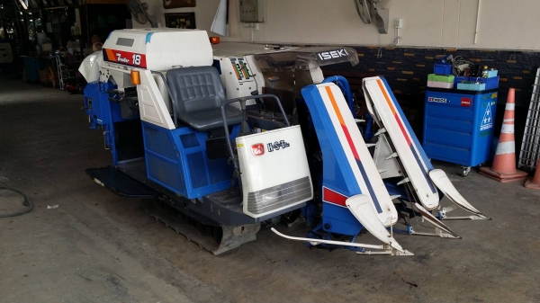 รถเกี่ยวข้าวพร้อมนวดข้าวในตัว แบบนั่งขับ เก่าญี่ปุ่น  ISEKI รุ่น  FRONTIER 18 เกี่ยวข้าว 2 แถว มีชุดสับฟาง  สภาพสวย