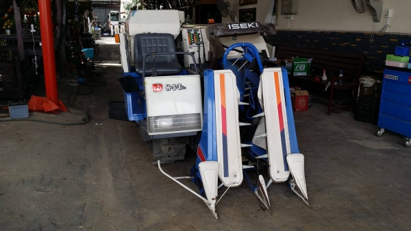 รถเกี่ยวข้าวพร้อมนวดข้าวในตัว แบบนั่งขับ เก่าญี่ปุ่น  ISEKI รุ่น  FRONTIER 18 เกี่ยวข้าว 2 แถว มีชุดสับฟาง  สภาพสวย