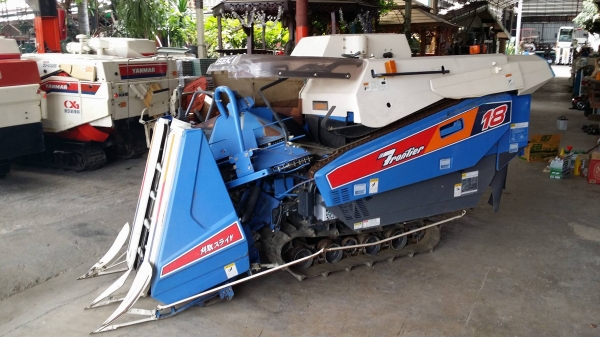 รถเกี่ยวข้าวพร้อมนวดข้าวในตัว แบบนั่งขับ เก่าญี่ปุ่น  ISEKI รุ่น  FRONTIER 18 เกี่ยวข้าว 2 แถว มีชุดสับฟาง  สภาพสวย