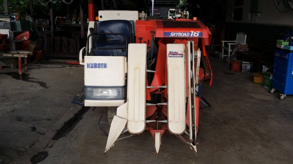 รถเกี่ยวข้าวพร้อมนวดข้าวในตัว แบบนั่งขับ เก่าญี่ปุ่น  KUBOTA  รุ่น  ACE R1-16 เกี่ยวข้าว 2 แถว เครื่องยนต์ดีเซล มีชุดเกี่ยวข้าวล้ม  ชุดสับฟางด้านท้าย สภาพสวย