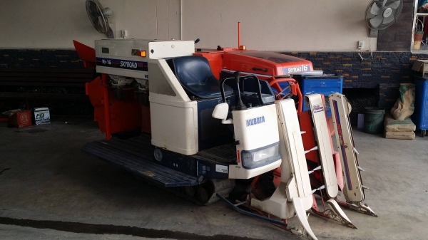 รถเกี่ยวข้าวพร้อมนวดข้าวในตัว แบบนั่งขับ เก่าญี่ปุ่น  KUBOTA  รุ่น  ACE R1-16 เกี่ยวข้าว 2 แถว เครื่องยนต์ดีเซล มีชุดเกี่ยวข้าวล้ม  ชุดสับฟางด้านท้าย สภาพสวย