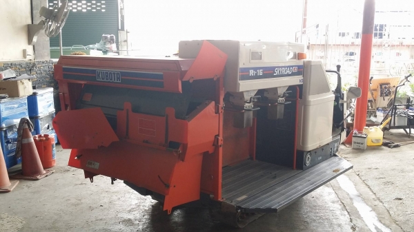 รถเกี่ยวข้าวพร้อมนวดข้าวในตัว แบบนั่งขับ เก่าญี่ปุ่น  KUBOTA  รุ่น  ACE R1-16 เกี่ยวข้าว 2 แถว เครื่องยนต์ดีเซล มีชุดเกี่ยวข้าวล้ม  ชุดสับฟางด้านท้าย สภาพสวย
