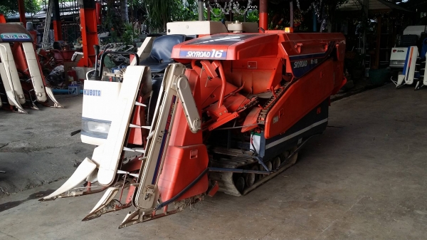 รถเกี่ยวข้าวพร้อมนวดข้าวในตัว แบบนั่งขับ เก่าญี่ปุ่น  KUBOTA  รุ่น  ACE R1-16 เกี่ยวข้าว 2 แถว เครื่องยนต์ดีเซล มีชุดเกี่ยวข้าวล้ม  ชุดสับฟางด้านท้าย สภาพสวย