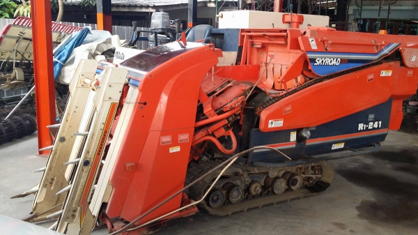 รถเกี่ยวข้าวพร้อมนวดข้าวในตัว แบบนั่งขับ เก่าญี่ปุ่น  KUBOTA  รุ่น  R1-241 เกี่ยวข้าว 3 แถว เครื่องยนต์ดีเซล มีชุดเกี่ยวข้าวล้ม  ชุดสับฟางด้านท้าย  สภาพสวย