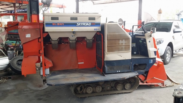 รถเกี่ยวข้าวพร้อมนวดข้าวในตัว แบบนั่งขับ เก่าญี่ปุ่น  KUBOTA  รุ่น  R1-241 เกี่ยวข้าว 3 แถว เครื่องยนต์ดีเซล มีชุดเกี่ยวข้าวล้ม  ชุดสับฟางด้านท้าย  สภาพสวย