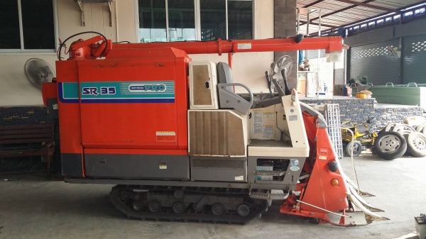 รถเกี่ยวข้าวพร้อมนวดข้าวในตัว แบบนั่งขับ เก่าญี่ปุ่น KUBOTA รุ่น SR35 เกี่ยวข้าว 3 แถว มีท่อส่งข้าว มีชุดสับฟางด้านท้าย สภาพสวย รถเกี่ยวข้าวพร้อมนวดข้าวในตัว แบบนั่งขับ เก่าญี่ปุ่น KUBOTA รุ่น SR35 เกี่ยวข้าว 3 แถว มีท่อส่งข้าว มีชุดสับฟางด้านท้าย สภาพสวย
