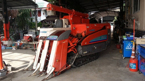 รถเกี่ยวข้าวพร้อมนวดข้าวในตัว แบบนั่งขับ เก่าญี่ปุ่น  KUBOTA   รุ่น SR35 เกี่ยวข้าว 3 แถว มีท่อส่งข้าว มีชุดสับฟางด้านท้าย สภาพสวย