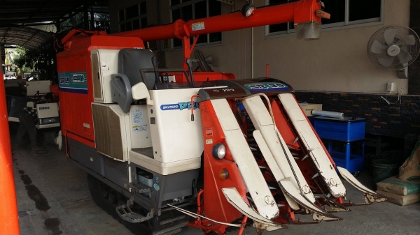 รถเกี่ยวข้าวพร้อมนวดข้าวในตัว แบบนั่งขับ เก่าญี่ปุ่น KUBOTA รุ่น SR35 เกี่ยวข้าว 3 แถว มีท่อส่งข้าว มีชุดสับฟางด้านท้าย สภาพสวย รถเกี่ยวข้าวพร้อมนวดข้าวในตัว แบบนั่งขับ เก่าญี่ปุ่น KUBOTA รุ่น SR35 เกี่ยวข้าว 3 แถว มีท่อส่งข้าว มีชุดสับฟางด้านท้าย สภาพสวย