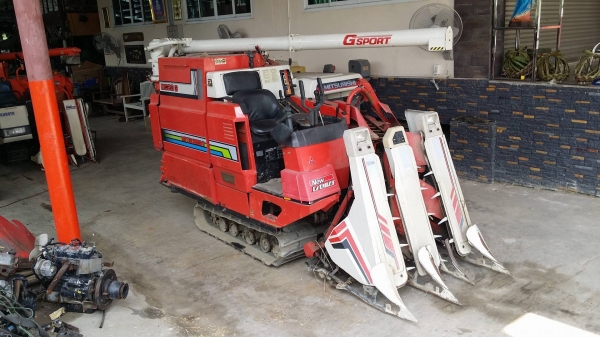 รถเกี่ยวข้าวพร้อมนวดข้าวในตัว แบบนั่งขับ เก่าญี่ปุ่น  MITSUBISHI  รุ่น MC20G เกี่ยวข้าว 3 แถว มีท่อส่งข้าว  มีชุดสับฟางด้านท้าย สภาพสวย