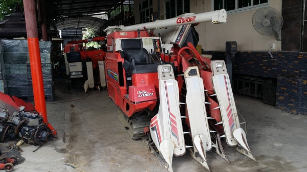 รถเกี่ยวข้าวพร้อมนวดข้าวในตัว แบบนั่งขับ เก่าญี่ปุ่น  MITSUBISHI  รุ่น MC20G เกี่ยวข้าว 3 แถว มีท่อส่งข้าว  มีชุดสับฟางด้านท้าย สภาพสวย