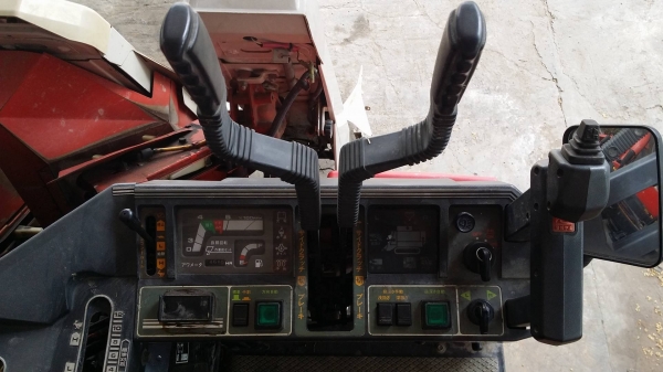 รถเกี่ยวข้าวพร้อมนวดข้าวในตัว แบบนั่งขับ เก่าญี่ปุ่น  MITSUBISHI  รุ่น MC20G เกี่ยวข้าว 3 แถว มีท่อส่งข้าว  มีชุดสับฟางด้านท้าย สภาพสวย