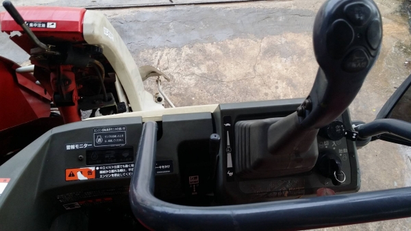 รถเกี่ยวข้าวพร้อมนวดข้าวในตัว แบบนั่งขับ เก่าญี่ปุ่น  MITSUBISHI  รุ่น  VS211 เกี่ยวข้าว 3 แถว สภาพสวย มีชุดสับฟางด้านท้าย