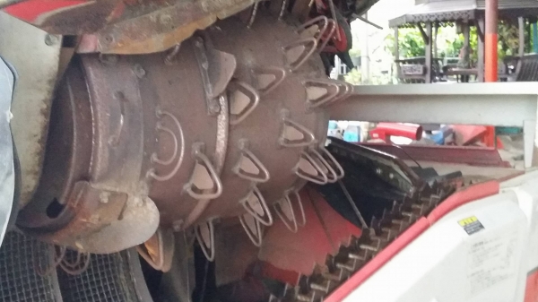 รถเกี่ยวข้าวพร้อมนวดข้าวในตัว แบบนั่งขับ เก่าญี่ปุ่น  MITSUBISHI  รุ่น  VS211 เกี่ยวข้าว 3 แถว สภาพสวย มีชุดสับฟางด้านท้าย