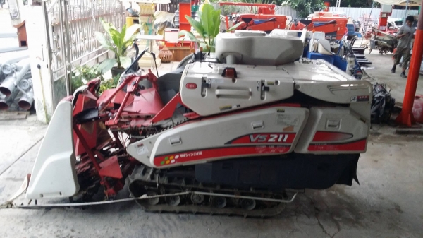 รถเกี่ยวข้าวพร้อมนวดข้าวในตัว แบบนั่งขับ เก่าญี่ปุ่น  MITSUBISHI  รุ่น  VS211 เกี่ยวข้าว 3 แถว สภาพสวย มีชุดสับฟางด้านท้าย
