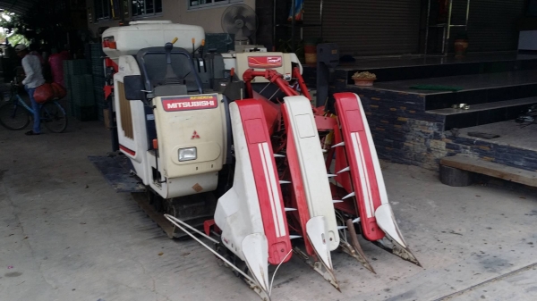 รถเกี่ยวข้าวพร้อมนวดข้าวในตัว แบบนั่งขับ เก่าญี่ปุ่น  MITSUBISHI  รุ่น  VS211 เกี่ยวข้าว 3 แถว สภาพสวย มีชุดสับฟางด้านท้าย