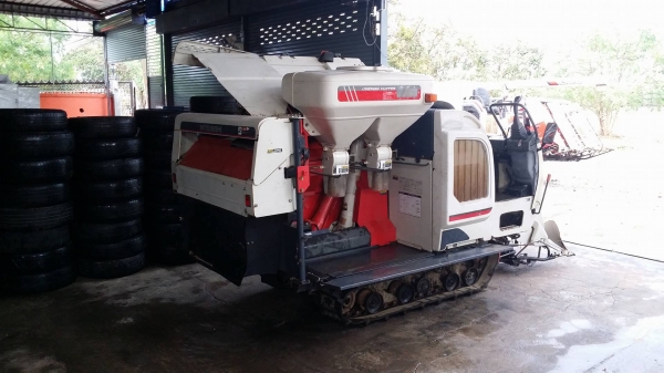 รถเกี่ยวข้าวพร้อมนวดข้าวในตัว แบบนั่งขับ เก่าญี่ปุ่น  MITSUBISHI  รุ่น  VS211 เกี่ยวข้าว 3 แถว สภาพสวย มีชุดสับฟางด้านท้าย