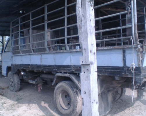 ISUZU TL 100 HP 4BC2 รถบรรทุกหกล้อ กระบะคอกเหล็กความยาว 4.30 เมตรพร้อมบรรทุกพร้อมใช้งานได้เลยครับ เครื่องยนต์แรงดี วางหัวเก๋ง NKR 110 ภายในห้องเก๋งคอนโซลครบพร้อม พวงมาลัยธรรมดา ช่วงล่างเดิมๆ ยาง 7.50 ขอบ 16 สภาพดีประมาณ 60\% เอกสารทะเบียนครบ ราคาต่อรองได้ค