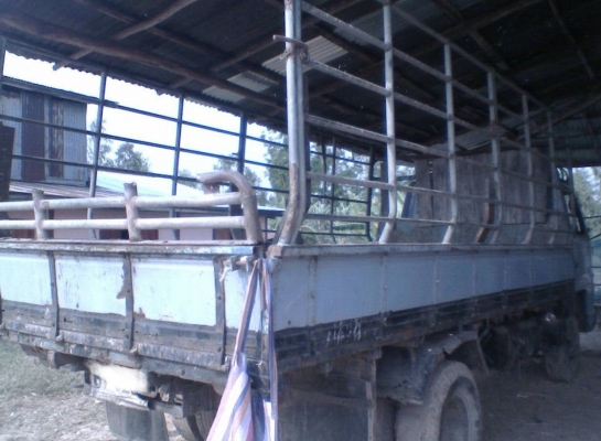 ISUZU TL 100 HP 4BC2 รถบรรทุกหกล้อ กระบะคอกเหล็กความยาว 4.30 เมตรพร้อมบรรทุกพร้อมใช้งานได้เลยครับ เครื่องยนต์แรงดี วางหัวเก๋ง NKR 110 ภายในห้องเก๋งคอนโซลครบพร้อม พวงมาลัยธรรมดา ช่วงล่างเดิมๆ ยาง 7.50 ขอบ 16 สภาพดีประมาณ 60\% เอกสารทะเบียนครบ ราคาต่อรองได้ค