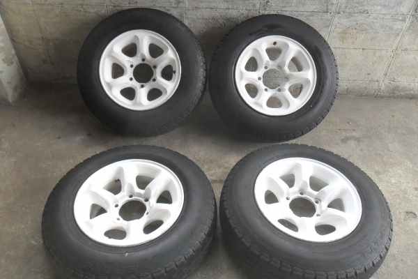 ล้อแม็ก15นิ้ว6รุ พร้อมยาง สวยๆ 4 ล้อ ราคา 6700 บาท