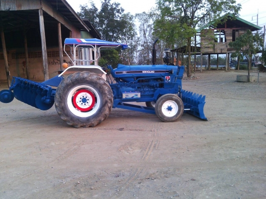 ขายรถไถFORD รุ่น6600 แท้ๆเสื้อลาย  สวยเดิมพร้อมใช้งานเอกสารเล่มทะเบียน