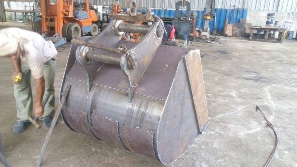 ขายและรับสั่งทำบุ้งกี้ รถแมคโค รับสั่งทำบุ้งกี้ตักดิน ขนาดแล้วแต่ความต้องการ ทุกรุ่นทุกขนาดรถเล็ก รถใหญ่ รับประกันความเเข็งแรง เชื่อมโดยเครื่องเชื่อมอัตโมมัติ