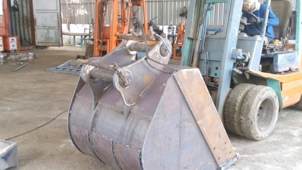 ขายและรับสั่งทำบุ้งกี้ รถแมคโค รับสั่งทำบุ้งกี้ตักดิน ขนาดแล้วแต่ความต้องการ ทุกรุ่นทุกขนาดรถเล็ก รถใหญ่ รับประกันความเเข็งแรง เชื่อมโดยเครื่องเชื่อมอัตโมมัติ