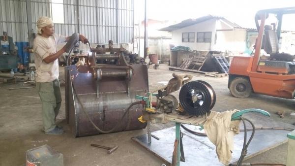 ขายและรับสั่งทำบุ้งกี้ รถแมคโค รับสั่งทำบุ้งกี้ตักดิน ขนาดแล้วแต่ความต้องการ ทุกรุ่นทุกขนาดรถเล็ก รถใหญ่ รับประกันความเเข็งแรง เชื่อมโดยเครื่องเชื่อมอัตโมมัติ