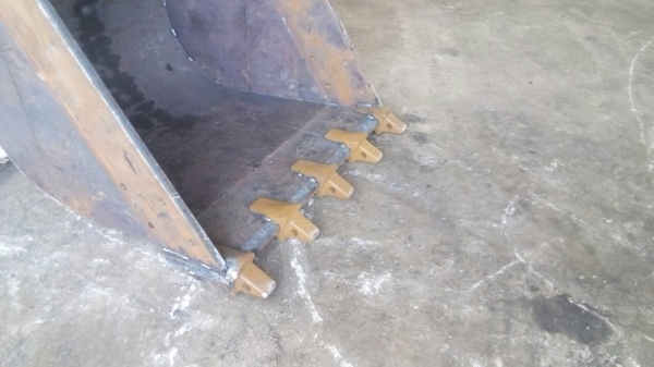 ขายและรับสั่งทำบุ้งกี้ รถแมคโค รับสั่งทำบุ้งกี้ตักดิน ขนาดแล้วแต่ความต้องการ ทุกรุ่นทุกขนาดรถเล็ก รถใหญ่ รับประกันความเเข็งแรง เชื่อมโดยเครื่องเชื่อมอัตโมมัติ