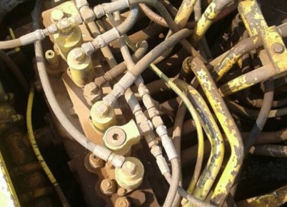 KOBELCO MARK III SK 200 เก๋งเทา เอกสารใบอินวอย เครื่องยนต์เดิมๆปั๊มเดิมแห้งดีแรงดีทำงานไม่โหลด ภายในเก๋งสะอาด อุปกรณ์กล่องกับจออยู่ครบ ภายนอกบอดี้สวยบูมอาร์มมีปะมีดามบ้างเล็กน้อยครับ ช่วงล่างแน่นดีเฟรมสวยไม่มีผุมีดาม โรลเลอร์โซ่ใบแทรกสภาพดีประมาณ 60\% พร้อ