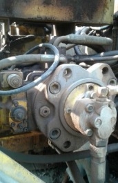 KOBELCO MARK III SK 200 เก๋งเทา เอกสารใบอินวอย เครื่องยนต์เดิมๆปั๊มเดิมแห้งดีแรงดีทำงานไม่โหลด ภายในเก๋งสะอาด อุปกรณ์กล่องกับจออยู่ครบ ภายนอกบอดี้สวยบูมอาร์มมีปะมีดามบ้างเล็กน้อยครับ ช่วงล่างแน่นดีเฟรมสวยไม่มีผุมีดาม โรลเลอร์โซ่ใบแทรกสภาพดีประมาณ 60\% พร้อ