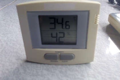 เครื่องวัดอุณหภูมิ สามารถวัดความชื่นในอากาศได้ด้วยใช้ถ่านAAก้อนเดียว บอกค่าเป็นตัวเลขชัดเจนขนาดใหญ่