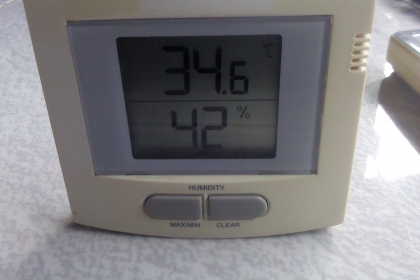 เครื่องวัดอุณหภูมิ สามารถวัดความชื่นในอากาศได้ด้วยใช้ถ่านAAก้อนเดียว บอกค่าเป็นตัวเลขชัดเจนขนาดใหญ่