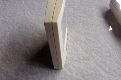 เครื่องวัดอุณหภูมิ สามารถวัดความชื่นในอากาศได้ด้วยใช้ถ่านAAก้อนเดียว บอกค่าเป็นตัวเลขชัดเจนขนาดใหญ่