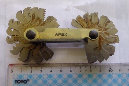 หวีวัดเกลียวยี่ห้อ APEX วัดได้ทั้งแบบ มม.และ นิ้ว มีตั้งแต่เล็กละเอียดสุดจนถึง ใหญ่สุด
