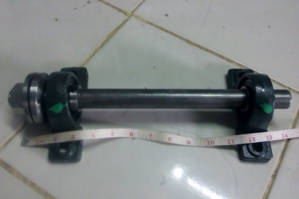 (งานทำตามสั่ง)เพลาแกนเลื่อยวงเดือนเอาไปยึดกับโต๋ะตัดไม้ เพลา1 นิ้ว ยาว35 cm. มีลูกปืนตุกตาให้พร้อม