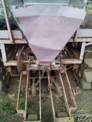 ขายเครื่องปลูกอ้อย ร่องคู่ ใส่รถไถใหญ่