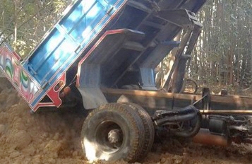 NISSAN UD 150 HP PD6 หกล้อดั๊มพ์ กระบะดั๊มพ์เหล็ก 5 ตันความยาว 3.60 เมตรสวยสภาพดีสุดๆพร้อมบรรทุกได้เลยครับ เครื่องยนต์แน่นดีแรงดีเดิมๆ ภายในห้องเก๋งคอนโซลสวยครบ แอร์เย็น พวงมาลัยเพาเวอร์ ช่วงล่างแน่นคัชซีสวยเดิมไม่มีบวม ยางสภาพเหมือนใหม่ทั้ง 6 เส้น เอกสาร