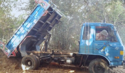 NISSAN UD 150 HP PD6 หกล้อดั๊มพ์ กระบะดั๊มพ์เหล็ก 5 ตันความยาว 3.60 เมตรสวยสภาพดีสุดๆพร้อมบรรทุกได้เลยครับ เครื่องยนต์แน่นดีแรงดีเดิมๆ ภายในห้องเก๋งคอนโซลสวยครบ แอร์เย็น พวงมาลัยเพาเวอร์ ช่วงล่างแน่นคัชซีสวยเดิมไม่มีบวม ยางสภาพเหมือนใหม่ทั้ง 6 เส้น เอกสาร