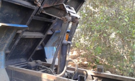 NISSAN UD 150 HP PD6 หกล้อดั๊มพ์ กระบะดั๊มพ์เหล็ก 5 ตันความยาว 3.60 เมตรสวยสภาพดีสุดๆพร้อมบรรทุกได้เลยครับ เครื่องยนต์แน่นดีแรงดีเดิมๆ ภายในห้องเก๋งคอนโซลสวยครบ แอร์เย็น พวงมาลัยเพาเวอร์ ช่วงล่างแน่นคัชซีสวยเดิมไม่มีบวม ยางสภาพเหมือนใหม่ทั้ง 6 เส้น เอกสาร