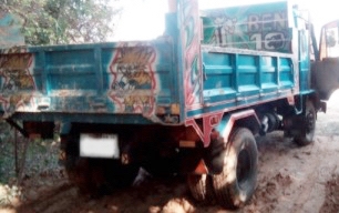 NISSAN UD 150 HP PD6 หกล้อดั๊มพ์ กระบะดั๊มพ์เหล็ก 5 ตันความยาว 3.60 เมตรสวยสภาพดีสุดๆพร้อมบรรทุกได้เลยครับ เครื่องยนต์แน่นดีแรงดีเดิมๆ ภายในห้องเก๋งคอนโซลสวยครบ แอร์เย็น พวงมาลัยเพาเวอร์ ช่วงล่างแน่นคัชซีสวยเดิมไม่มีบวม ยางสภาพเหมือนใหม่ทั้ง 6 เส้น เอกสาร