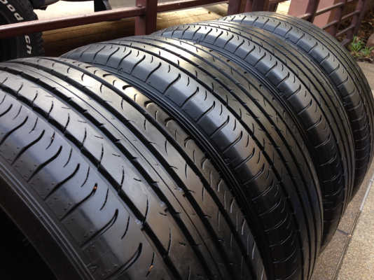 ยาง Dunlop 225 60 18 สิ้นปี13 ดอกเต็ม ไม่มีปะ เนื้อนิ่มๆ ราคาไม่แพง