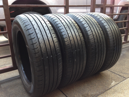 ยาง Dunlop 225 60 18 สิ้นปี13 ดอกเต็ม ไม่มีปะ เนื้อนิ่มๆ ราคาไม่แพง